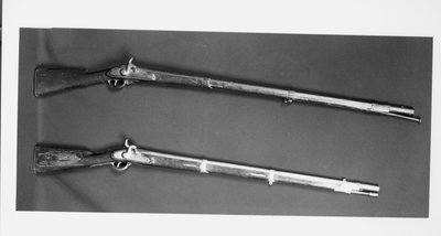 Dos mosquetes usados por los hombres de John Brown en Harpers Ferry, fabricados por un fabricante de Virginia, 1812 de American School